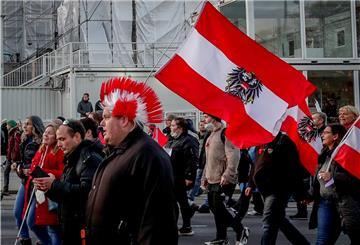 Gegner der Maßnahmen gegen die Corona-Pandemie gehen in Wien am Parlament vorbei. 