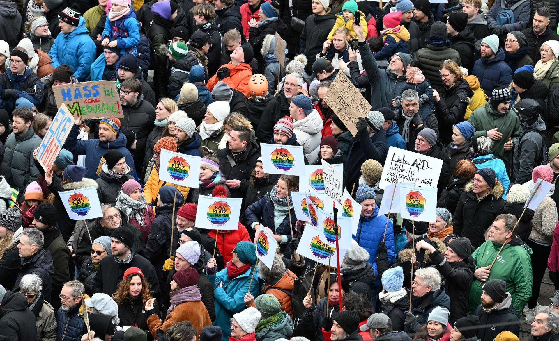 Tausende demonstrieren auf dem Marktplatz gegen Rechtsextremismus.