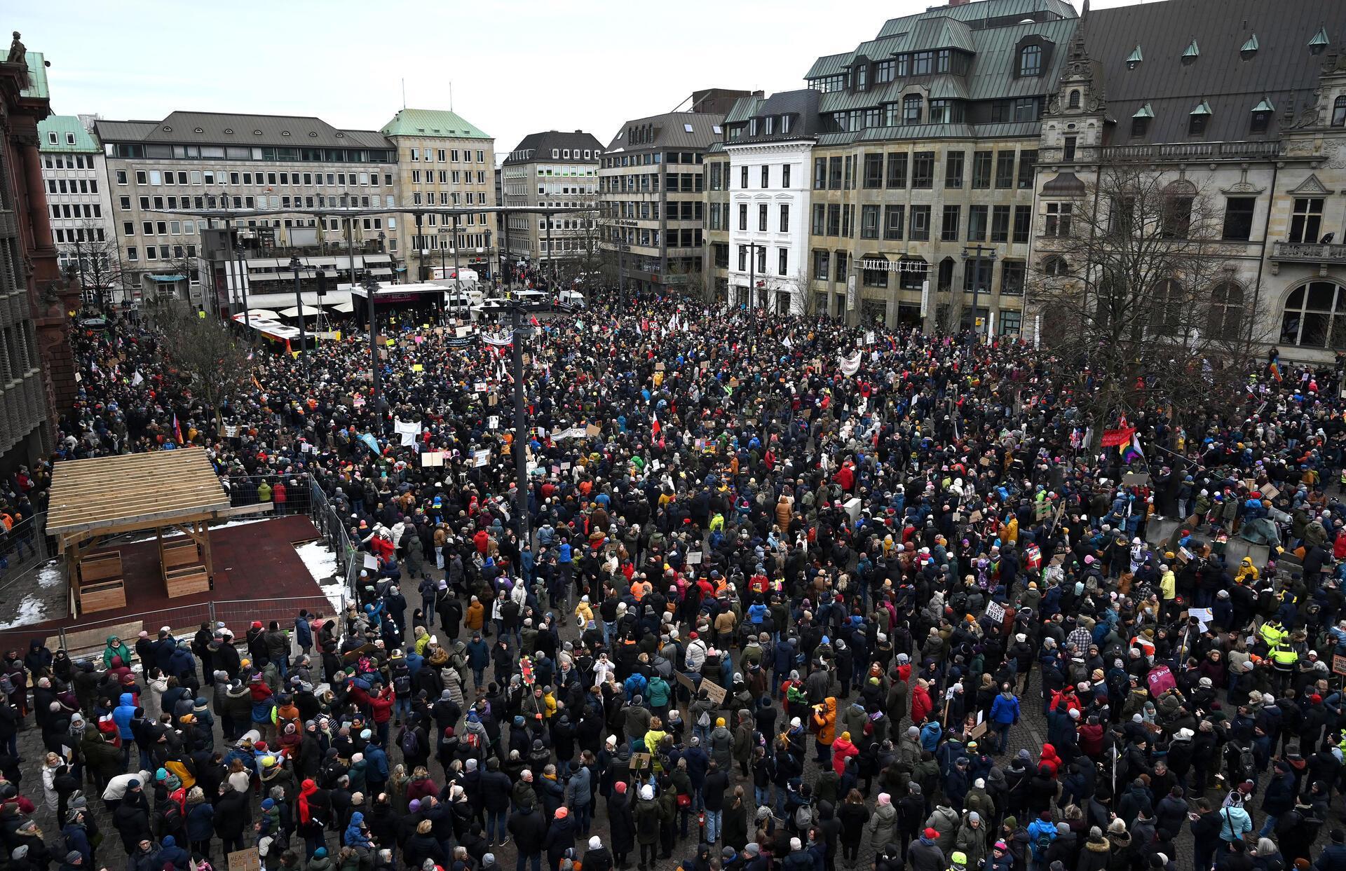 Tausende demonstrieren auf dem Marktplatz in Bremen gegen Rechtsextremismus. 