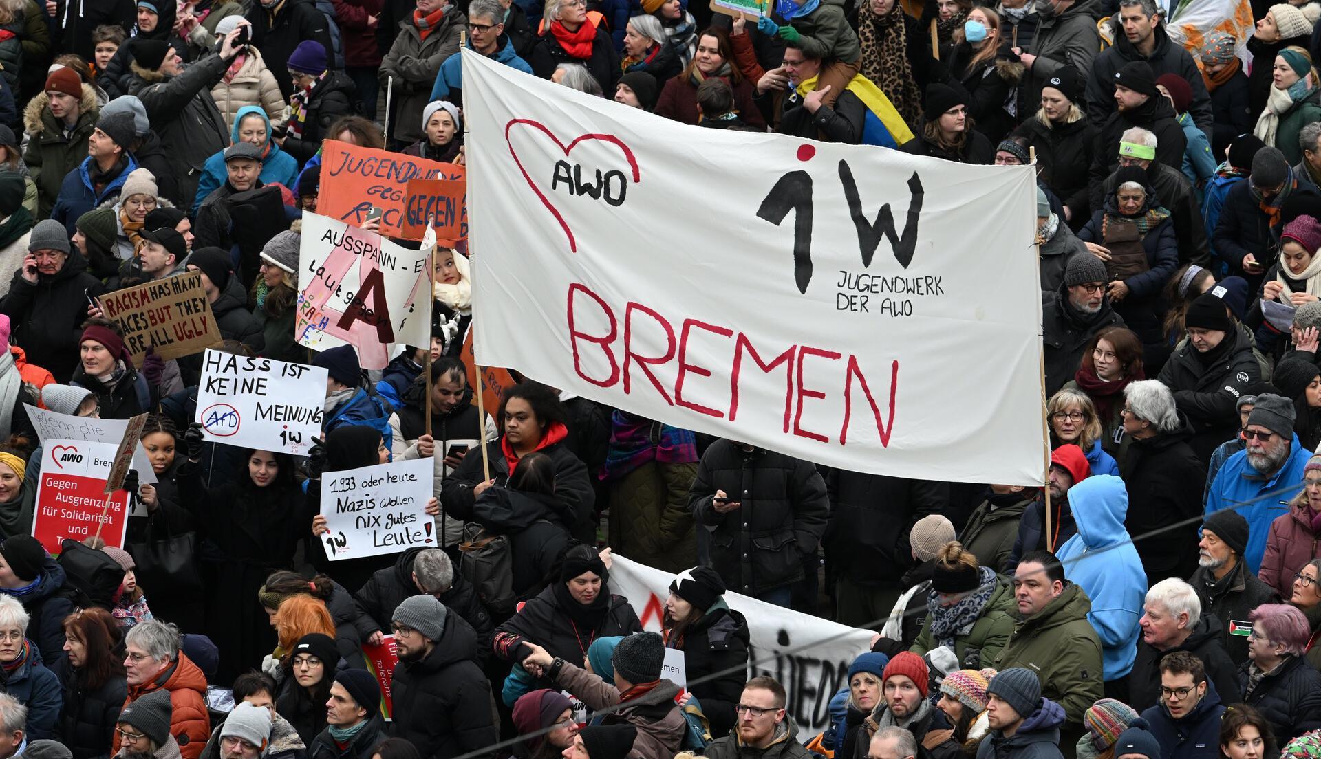 Tausende demonstrieren auf dem Marktplatz in Bremen gegen Rechtsextremismus, 