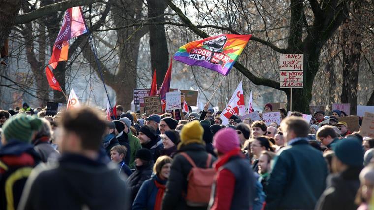 Tausende demonstrieren nach Abstimmung zur Migration Tausende demonstrieren in Göttingen gegen einen Aufmarsch der sogenannten Querdenker-Szene.