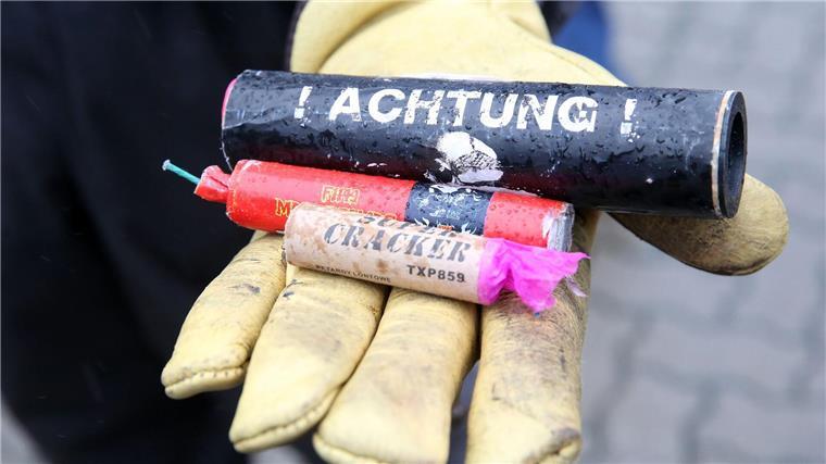 Zoll stoppt tonnenweise illegale Pyrotechnik aus Polen Tausende illegale Feuerwerkskörper spürte der Zoll in Hannover in Hunderten Paketen auf.
