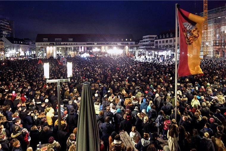 Zahlreiche Menschen demonstrieren nach Hanau gegen Rechts Tausende Menschen hören Bundespräsident Steinmeier bei einer Trauerveranstaltung auf dem Marktplatz in Hanau zu.
