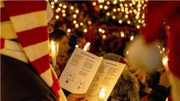 Tausende Menschen nehmen am Weihnachtssingen im Stadion An der Alten Försterei in Berlin teil.