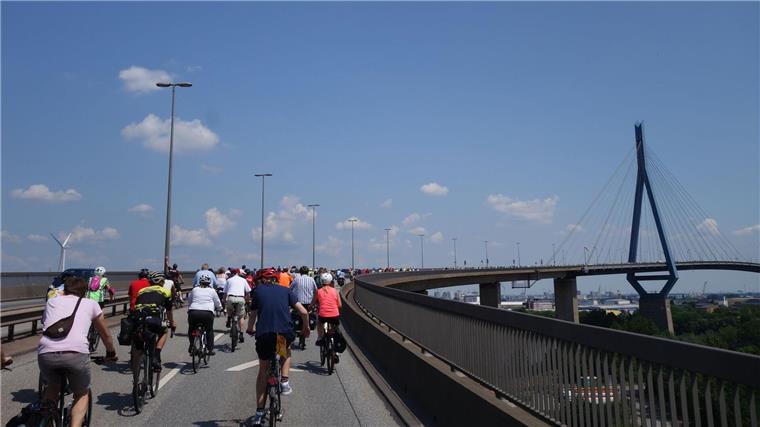 8500 radeln bei Sternfahrt in Hamburg für mehr Radwege Tausende Menschen nehmen an der Fahrradsternfahrt teil.