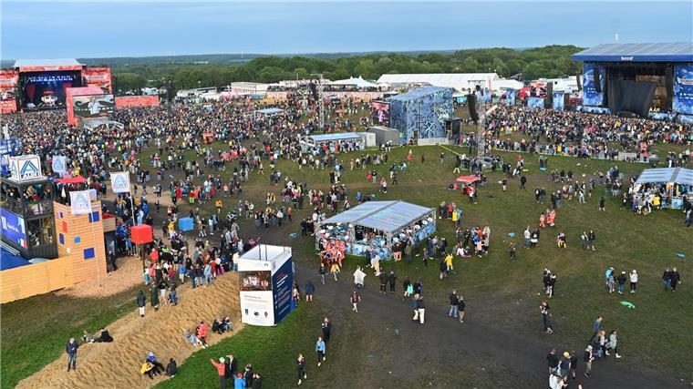 Tausende Musikfans bewegen sich auf dem Festivalgelände an der Nordseeküste. (Archivfoto)