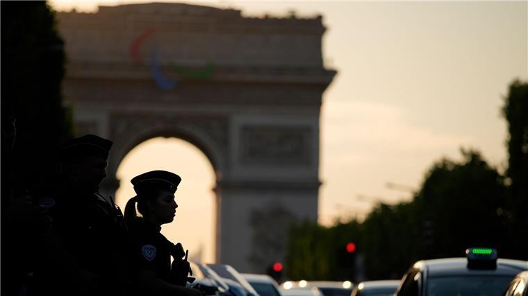 Frankreich setzt auf maximale Sicherheit für Olympia Tausende Polizisten wachen während Olympia über Paris.