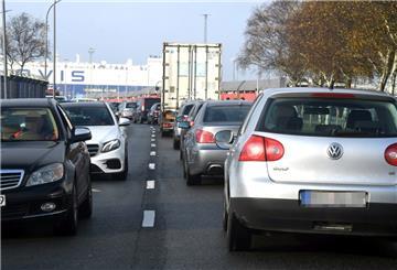 Autos stehen im Hafen im Stau.