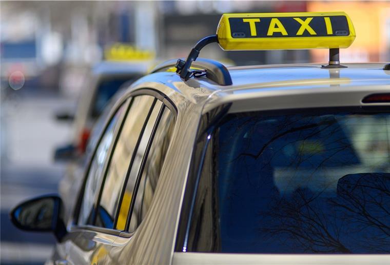 Viele Unternehmen geben auf - Taxibranche steckt in der Dauerkrise Taxi wartet auf Fahrgäste