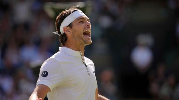 Titelform: Alcaraz locker ins Wimbledon-Halbfinale Taylor Fritz feiert seinen Viertelfinalsieg.