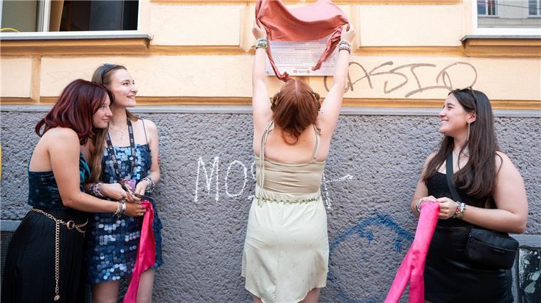 Get-together von Swifties in Wien ein Jahr nach Terroralarm Taylor-Swift-Fans enthüllen eine Gedenktafel.