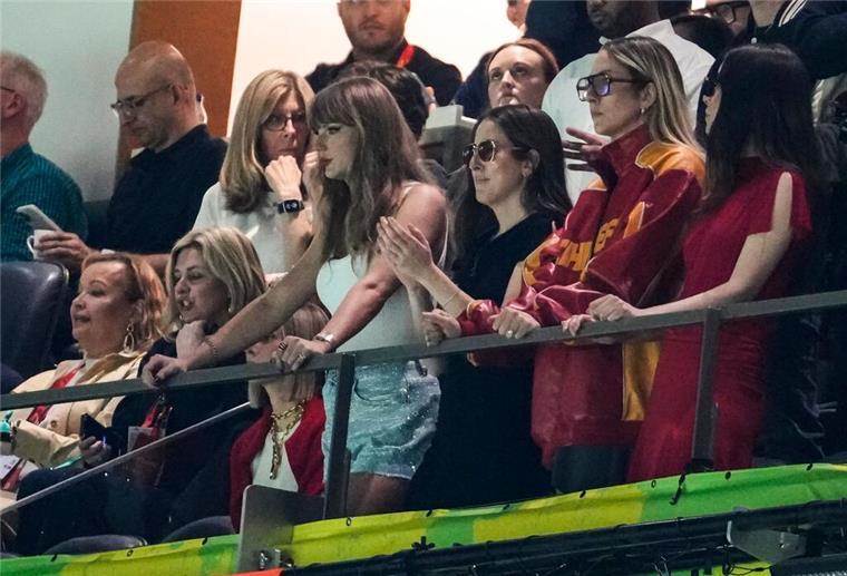 Superstar-Feuerwerk beim Super Bowl begeistert Zuschauer Taylor Swift hatte keinen Auftritt - aber stand trotzdem im Rampenlicht