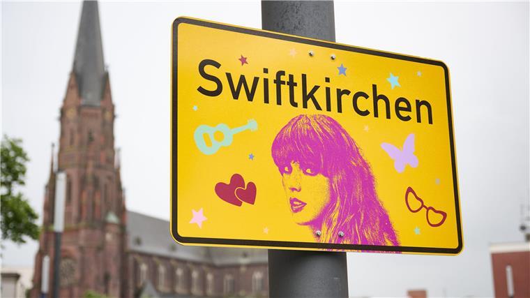 Die teuren Goldkehlchen: Taylor Swift, Adele und Co. bitten zur Kasse Taylor Swift ist die absolute Abräumerin. Gelsenkirchen hat sich vor ihrem Gastspiel gar zu „Swiftkirchen“ umbenannt. Hier werden trotz hoher Schwarzmarktpreise keine Plätze leer bleiben.