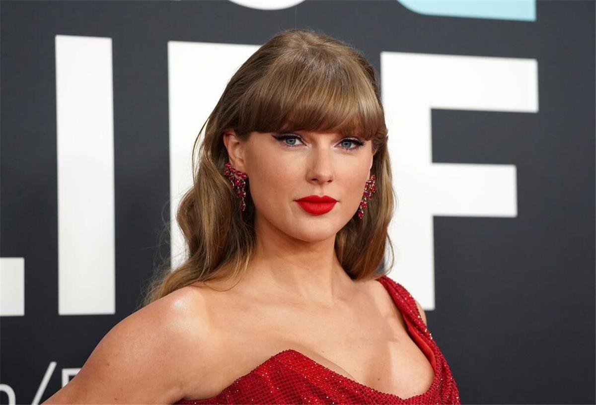 Swift kündigt Album für Oktober an - Küsse von Kelce Taylor Swift kündigt im Podcast ihres Freundes Travis Kelce ihr neues Album für Oktober an. (Archivfotos)