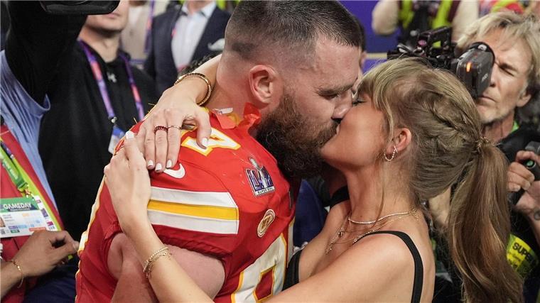 Die Kansas City Chiefs holen sich den Super Bowl mit Comeback-Qualitäten Taylor Swift küsst Kansas City Chiefs Tight End Travis Kelce nach dem Sieg.
