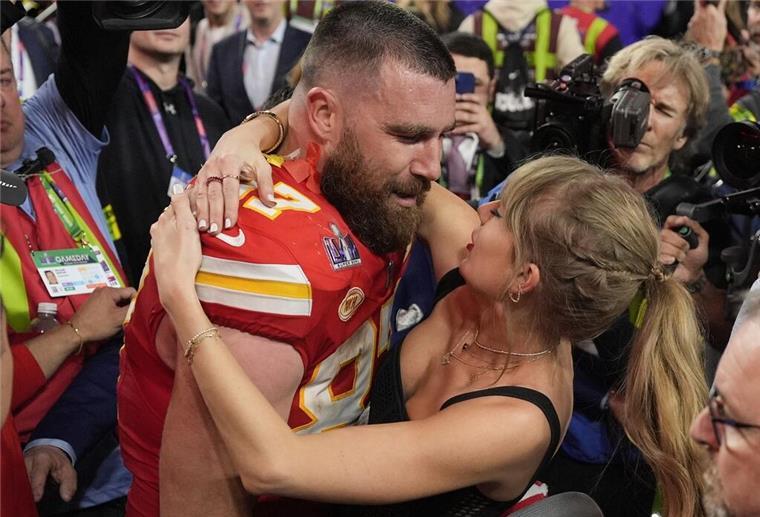 Erfolgreiche Titelverteidigung: Die Kansas City Chiefs sind nicht zu stoppen Taylor Swift küsst Kansas City Chiefs Tight End Travis Kelce nach dem Sieg.