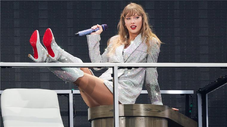 Taylor Swift in Hamburg: „Swifties“ feiern perfekte Show im Regen Taylor Swifts Show war perfekt inszeniert. Während ihres Auftritts wechselte sie unzählige Male ihre Outfits.