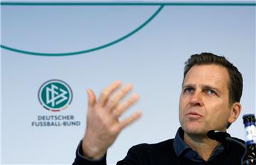 Team-Manager Oliver Bierhoff rückt von Özil ab.  Doch auch für Bierhoff wird es zunehmend unangenehm. 