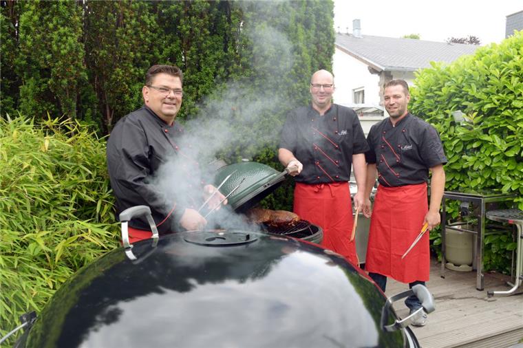 Was lange gart, wird richtig gut „Team Seidel“ tritt bei den internationalen Barbeque-Meisterschaften an. Von links: Jörg Seidel, Lutz Kühlke und Dirk Kaiser.