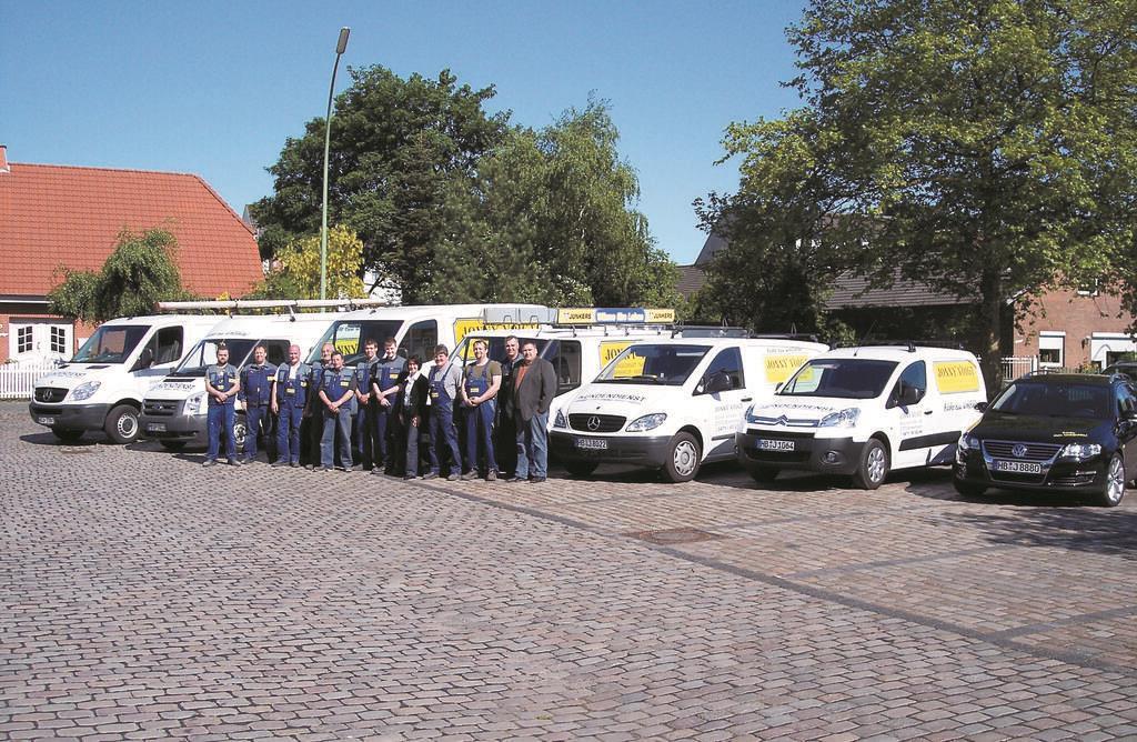 Team und Fuhrpark aus dem Jahr 2012.