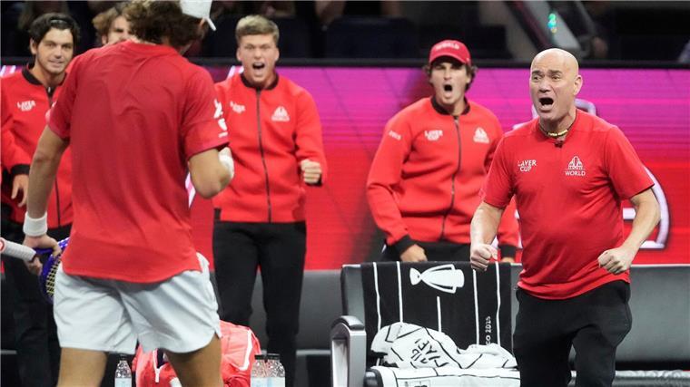 Team-Welt-Kapitän Andre Agassi (r) jubelt über einen starken Auftritt seiner Spieler.