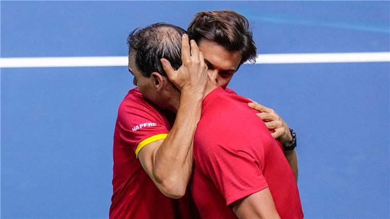 Aus im Davis Cup: Tennis-Karriere von Nadal vorbei Teamchef David Ferrer tröstet Superstar Rafael Nadal nach der Niederlage in dessen letztem Spiel.