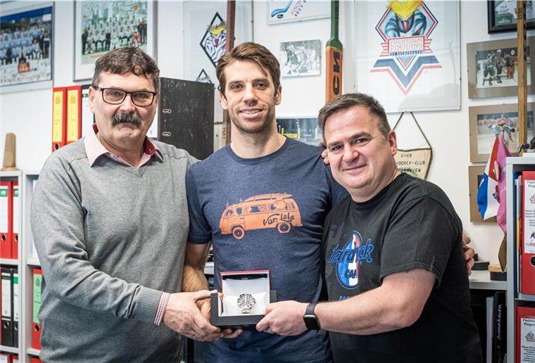 Pinguins-Stürmer Brock Hooton beendet seine Karriere Teammanager Alfred Prey (links) und Hauke Hasselbring verabschieden Brock Hooton (Mitte) mit einer Uhr.