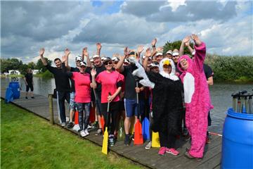 Teamsport macht Spaß. Da darf man sich ruhig einmal kostümieren. Foto: Scheiter