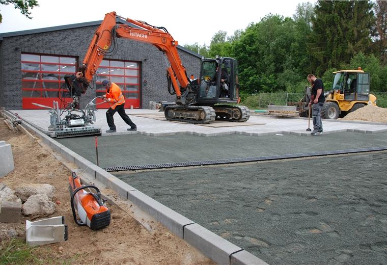 Feuerwehrhaus in Drangstedt: Anfang Juli ist alles fertig Teamwork für die Auffahrt zum Feuerwehrhaus in Drangstedt (von links): Frank Döscher, Polier und Baggerführer Egon Küsel sowie Marcel Gerdes.