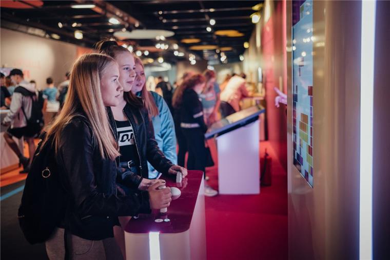 Schwimmendes Wissen für Schüler Teamwork wird auch in den Arbeitswelten der Zukunft eine wichtige Rolle spielen. Worauf es dabei ankommt, erleben die Besucher beim Team-Tetris.