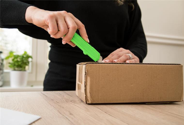 Leeres oder beschädigtes Paket? 7 Tipps, um sich gegen Betrug zu wehren ILLUSTRATION - Technik bestellt, aber Unsinn bekommen? Verbraucherschützer empfehlen, vor dem Öffnen das Paket zu wiegen und zu fotografieren. (zu dpa: «Gewürzgurken statt Smartphone: Video beweist Falschlieferung») Foto: Christin Klose/dpa-tmn - Honorarfrei nur für Bezieher des dpa-Themendienstes +++ dpa-Themendienst +++