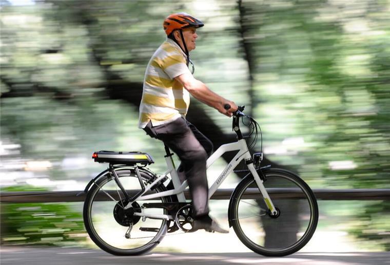 Ein Mann fährt auf einem E-Bike