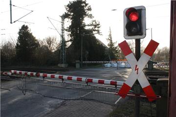 Technischer Defekt:  Am  Bahnübergang bleiben die Schranken unten.  Foto Gehrke
