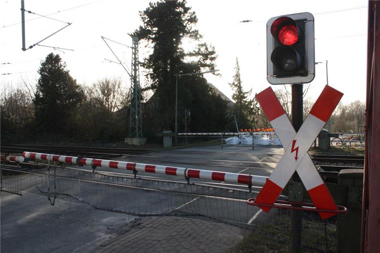 Bahnübergang in der Loxstedter Hohewurthstraße gesperrt Technischer Defekt: Am Bahnübergang bleiben die Schranken unten. Foto Gehrke