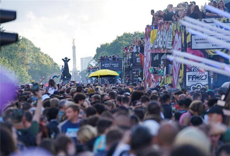 So heiß war „Rave The Planet" in Berlin Technofans tanzen auf der Straße des 17. Juni.