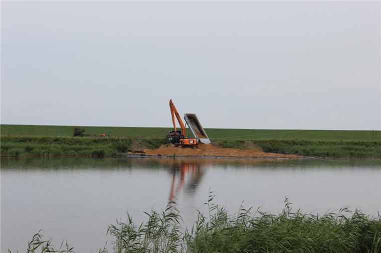 Für den Naturschutz: Bis zu 120 Laster fahren täglich durch Schweewarden Teile der beiden Seen, in denen an der Deponie Galing das Regenwasser aufgefangen wird, werden wieder zugeschüttet.