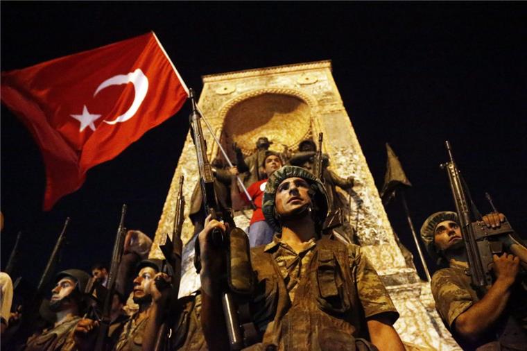 Militärputsch in der Türkei gescheitert Teile des Militärs versuchten gestern die türkische Regierung zu stürzen. Einige Soldaten haben sich nun nach Griechenland abgesetzt.