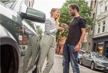 Teile ohne Eile: Bevor man das eigene Auto privat verleiht, klären beide Parteien besser, wie sie mögliche Fallstricke umgehen können. 