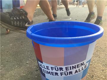 Teilen ist Ehrensache.  Da bleibt dann auch mal ein Eimer für alle liegen. Foto:...