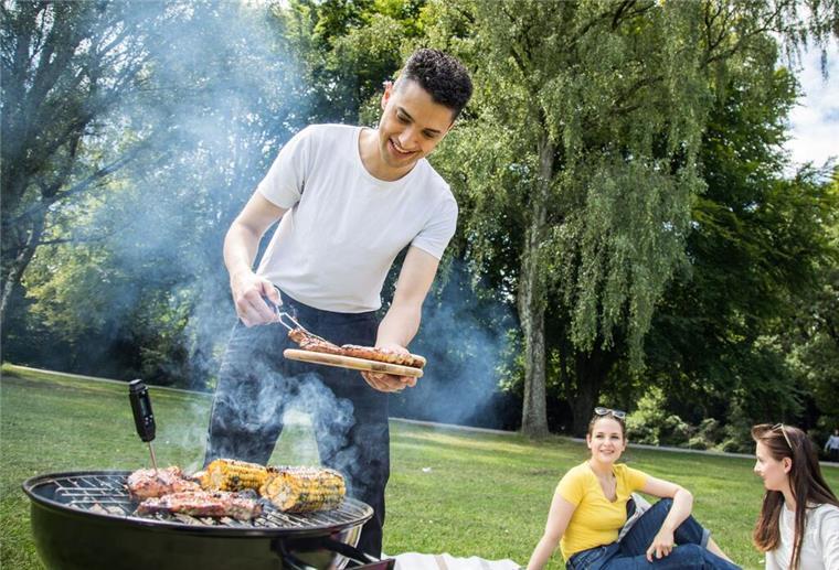 Grillfest nach Feierabend: Zählt das als Arbeitszeit? Teilnahme am Sommerfest kann zur Arbeitszeit werden.