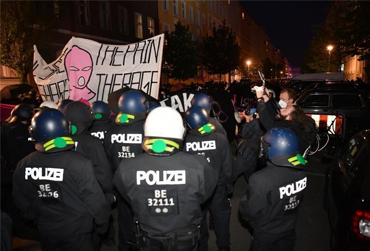 Erste Ausschreitungen zum 1. Mai in Berlin Teilnehmer an der Demonstration linker Gruppen ziehen unter dem Slogan "For The Destruction of Patriarchy" in der Nähe vom Alexanderplatz durch die Innenstadt.