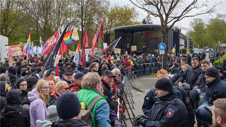 Polizei: Rund 2000 Demonstranten bei AfD-Landesparteitag Teilnehmer der Demonstration gegen den AfD-Parteitag, der Kundgebung für Vielfalt und Menschenwürde, und Polizisten stehen sich gegenüber.