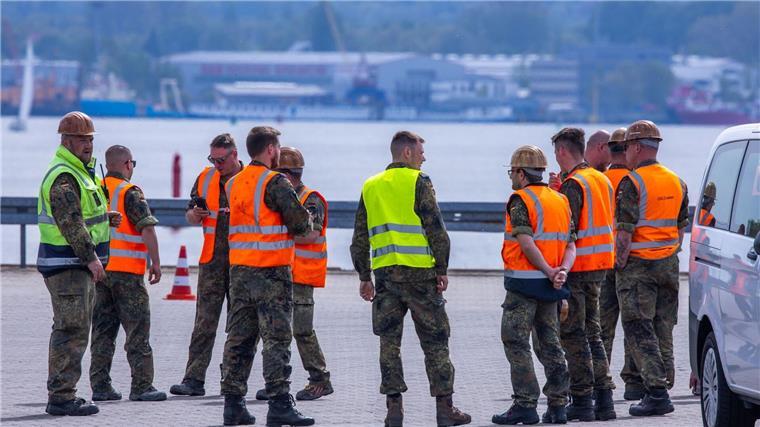 Bundeswehr übt Sicherung des Seehafens Rostock Teilnehmer der Übung National Guardian 24 der Bundeswehr warten im Seehafen auf die verspätete Ankunft eines Transportzugs mit Panzern.