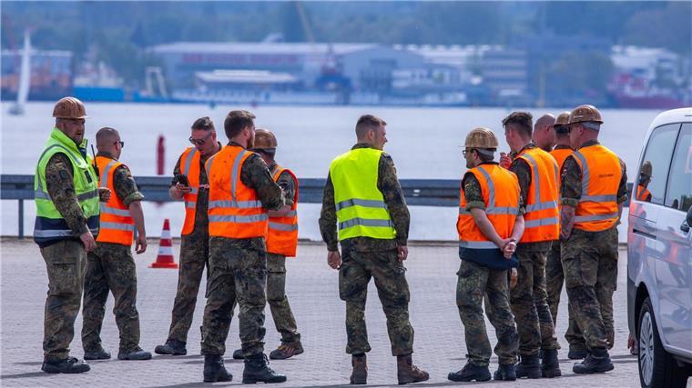 Reservisten proben Ernstfall in Rostocker Hafen Teilnehmer der Übung National Guardian 24 der Bundeswehr warten im Seehafen Rostock.