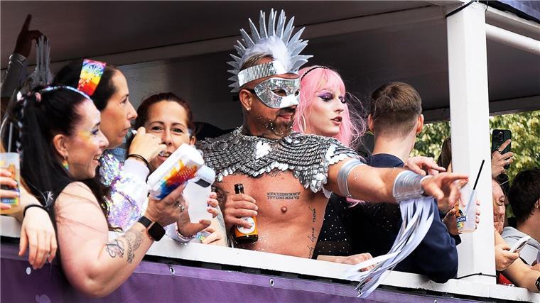 Teilnehmer des Christopher Street Days (CSD). Tausende Menschen demonstrieren beim CSD in Bremen für ihre Rechte. 