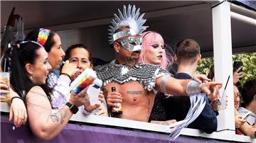 Teilnehmer des Christopher Street Days (CSD). Tausende Menschen demonstrieren beim CSD in Bremen für ihre Rechte. 