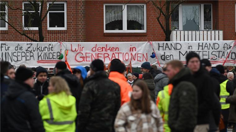 Weniger Demonstranten bei Mittelstands-Demo als erwartet Teilnehmer einer Demonstration des Mittelstandes in Leer.