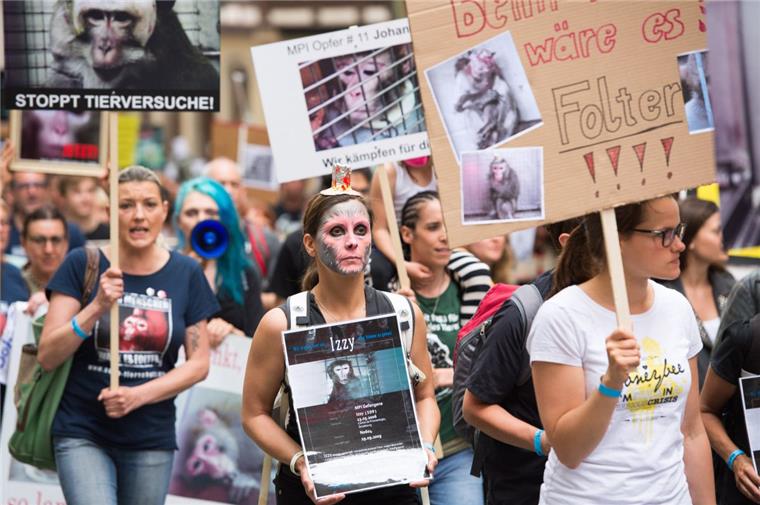 Proteste: Minister will Tierversuche reduzieren Teilnehmer einer Demonstration gegen Tierversuche am Tübinger Max-Planck-Institut demonstrieren in Tübingen (Baden-Württemberg).
