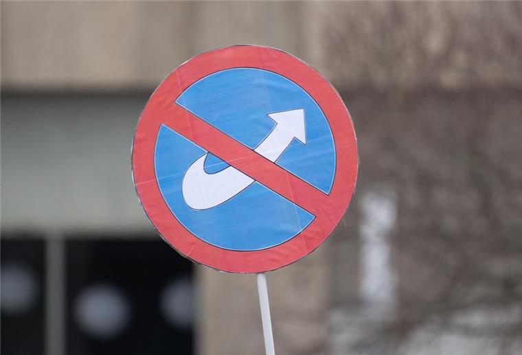 Großdemo gegen Rechtsextremismus in Oldenburg Teilnehmer einer Demonstrationen gegen Rechtsextremismus protestieren mit einem Schild mit dem durchgestrichenen Logo der AfD. (Archivbild)