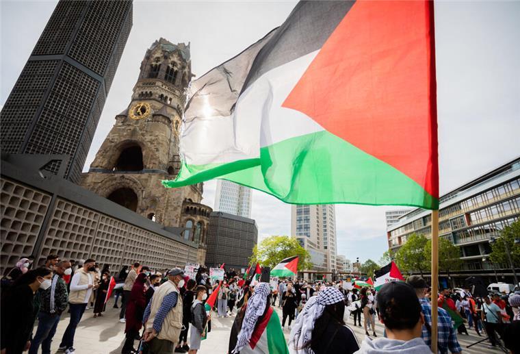 Bremerhaven und Bremen verbieten Hamas-Demonstrationen Teilnehmer einer Kundgebung 2021 mit einer palästinensichen Flagge auf dem Breitscheidplatz vor der Kaiser-Wilhelm-Gedächtnis-Kirche in Berlin.